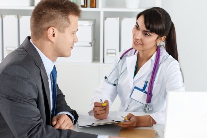 Den Dokter schreift e Medikament fir Prostatitis op Basis vun der gesammelter medizinescher Geschicht
